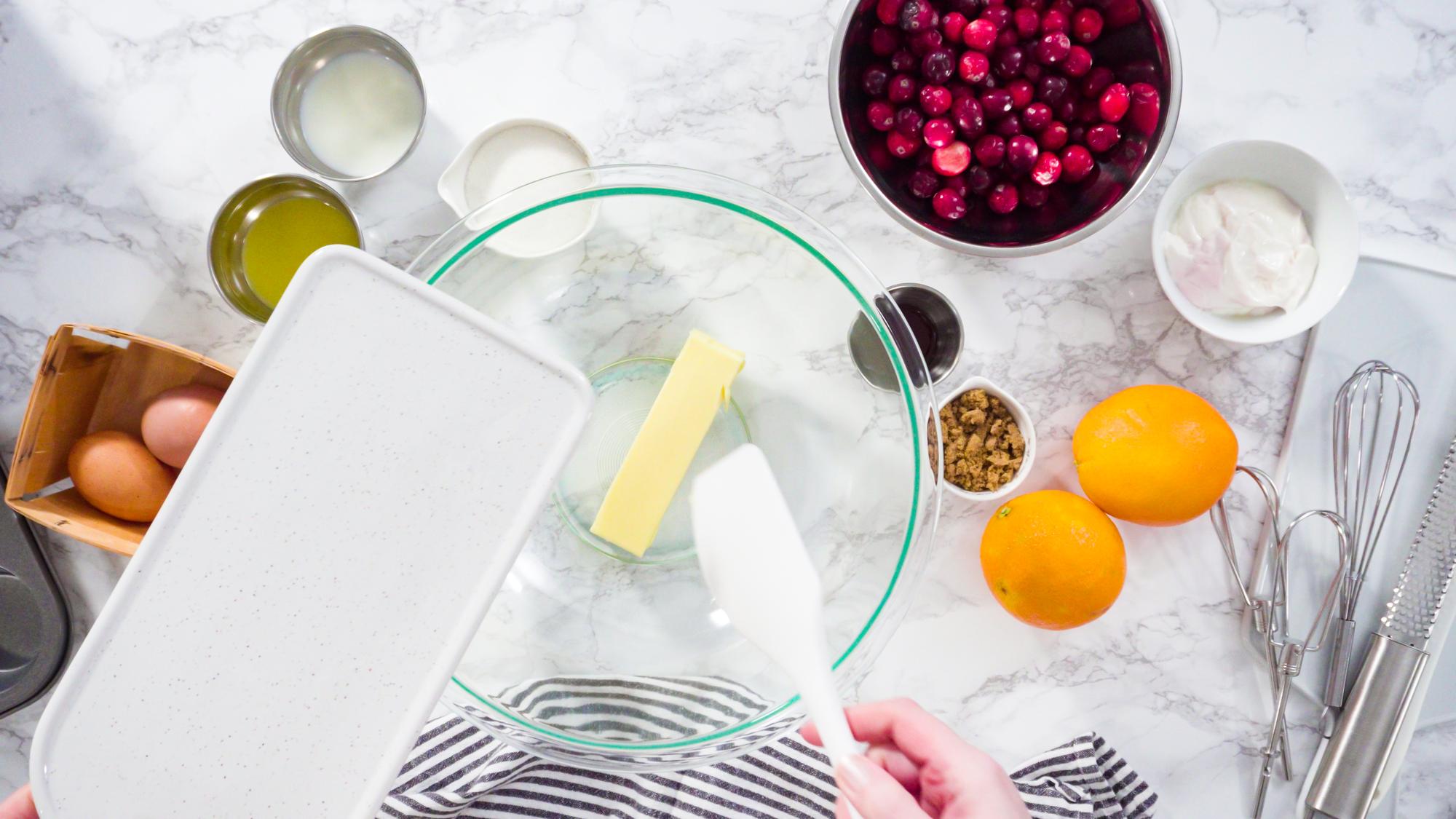 Cucina domestica organizzata con utensili