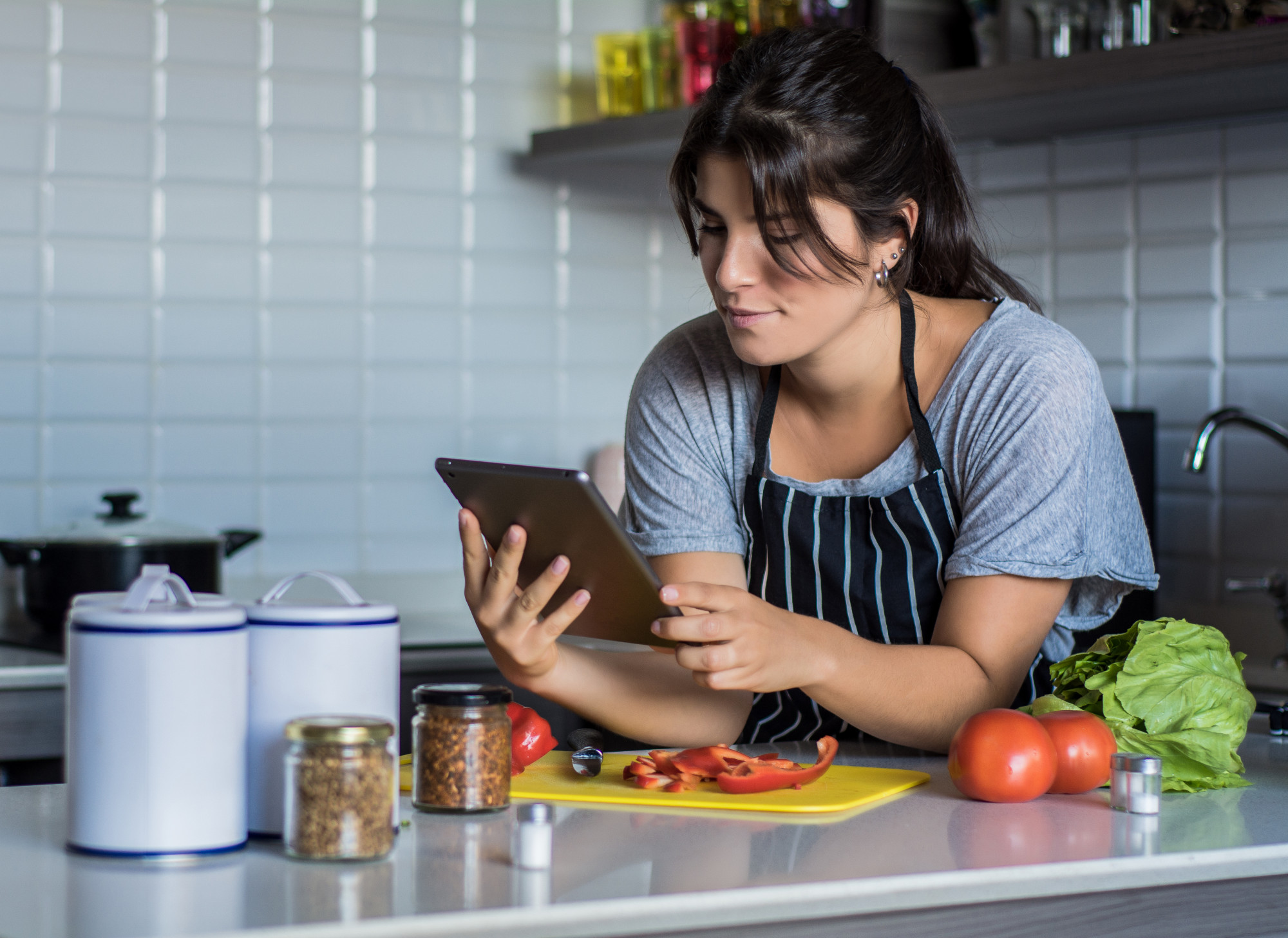 Studente che segue le istruzioni online